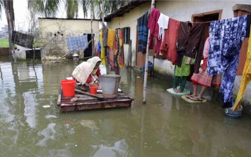 ‘খাবারের জন্য এক মুখ কম’: বাংলাদেশে বাল্যবিবাহের সাথে জলবায়ু বিপর্যয়ের সম্পর্ক